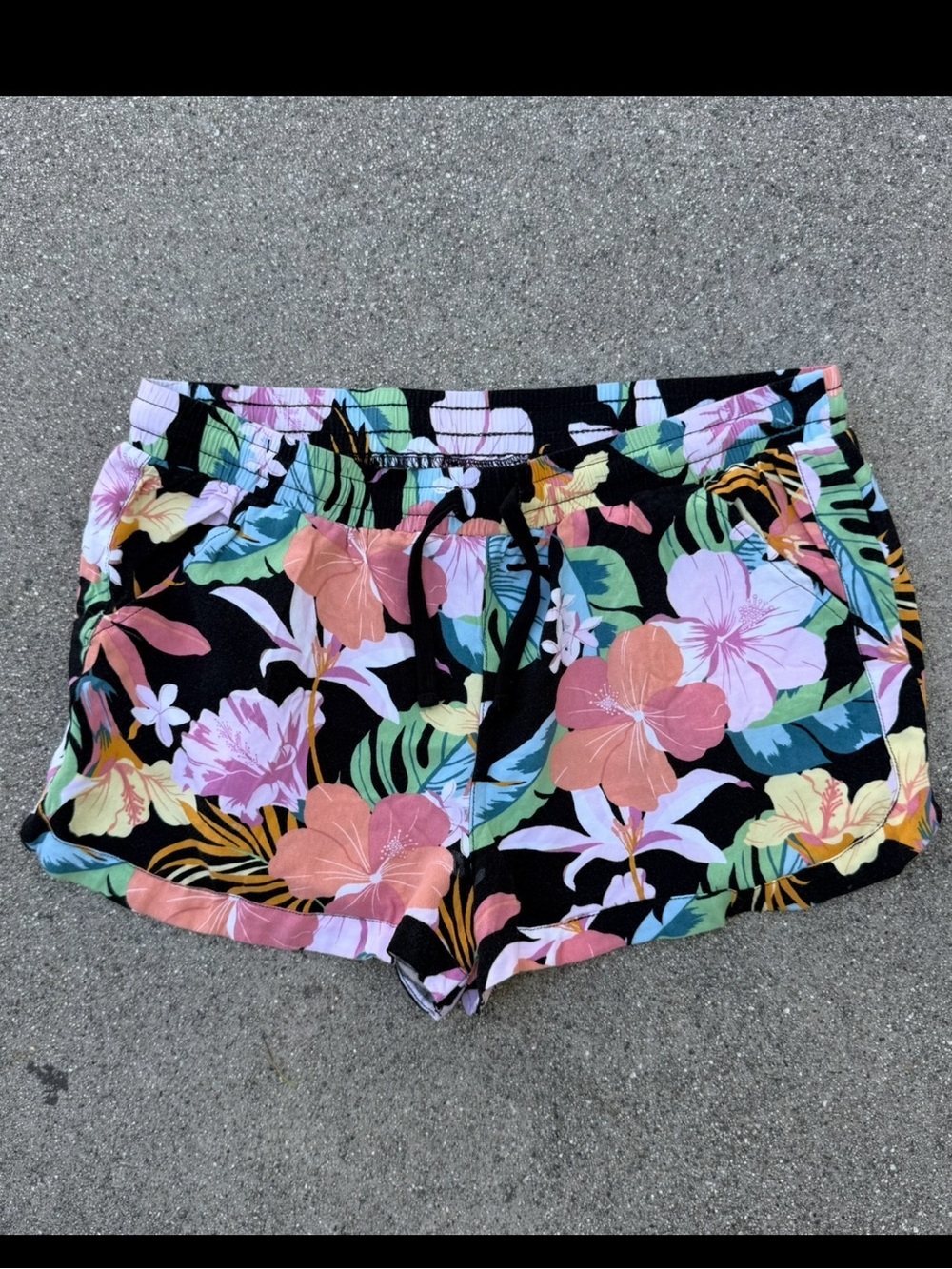 Hurley Flowy Tropical Flower 2” Inseam Shorts size medium preloved